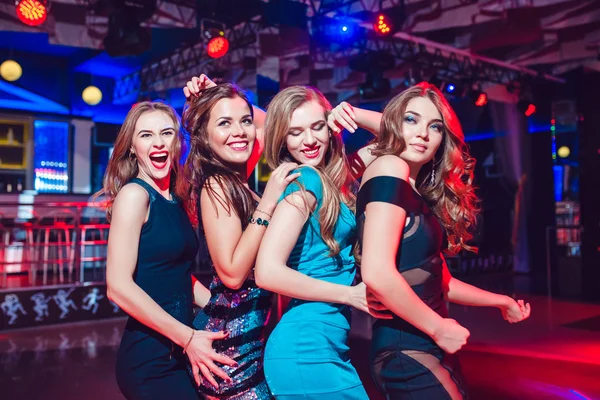 Gyönyörű lányok, birtoklás móka egy bulin, szórakozóhely — Stock Fotó