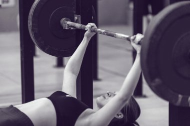 Barbell ile egzersiz yaparak spor kız