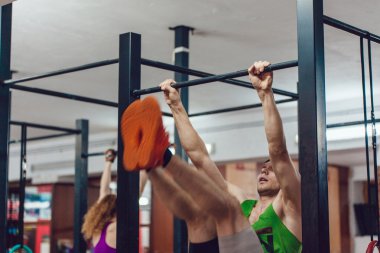 Yatay çubuğu egzersizleri yapıyor adam