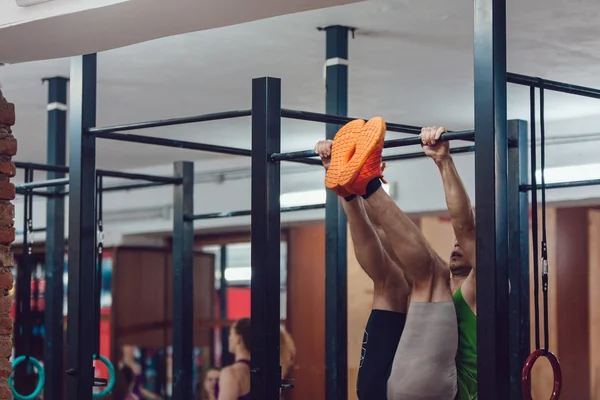 Man doing exercises on the horizontal bar — Stock Photo, Image