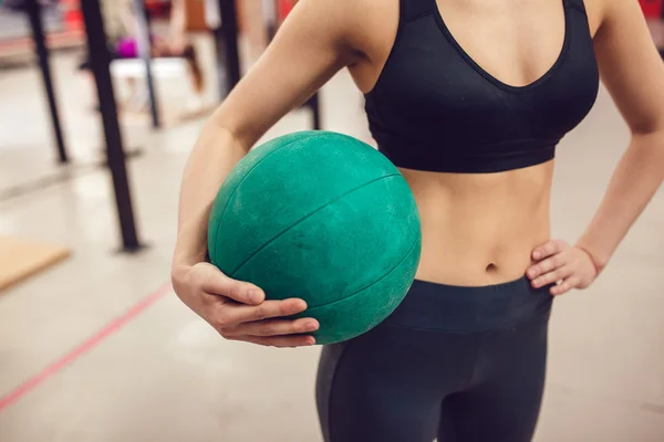 Deporte chica se está preparando para el ejercicio con pelota —  Fotos de Stock