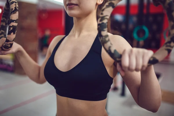 Chica del deporte se prepara para un ejercicio en los anillos —  Fotos de Stock