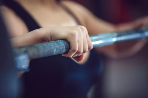 Esporte menina está se preparando para os exercícios com barbell — Fotografia de Stock