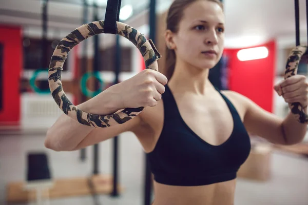 Sportowe dziewczyna przygotowuje się do ćwiczeń na pierścienie — Zdjęcie stockowe