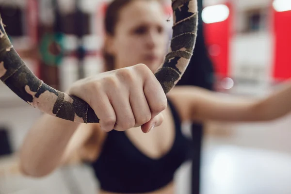 Esporte menina está se preparando para um exercício sobre os anéis — Fotografia de Stock