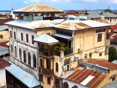 Balkondan tarihi Taş Şehir, Zanzibar, Tanzanya 'nın çatısına bak..