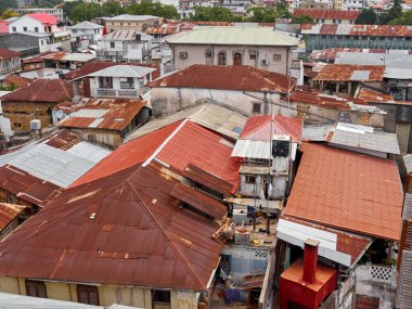 Tarihi Taş Kasabası, Zanzibar, Tanzanya 'nın balkonundan kırmızı çatıya bak..