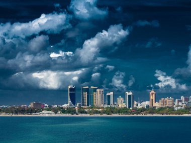 Gün ışığında Dar Es Salaam 'ın bulutlu mavi gökyüzü destansı manzarası.