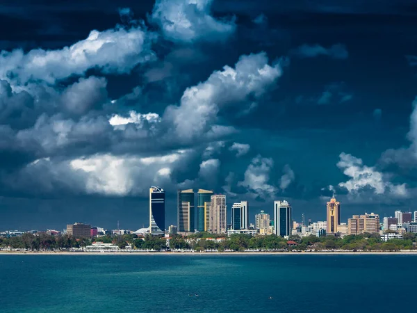 Vista épica para Dar Es Salaam durante o dia com céu azul escuro nublado. Imagem De Stock