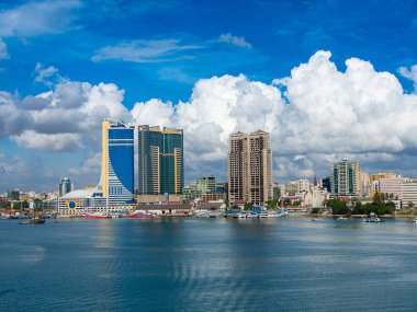 Dar Es Salaam 'a destansı manzara, gün ışığında beyaz bulutlar ve mavi gökyüzü.