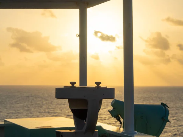 Gün batımında pusula ile köprünün iskele tarafındaki kanadına bak.