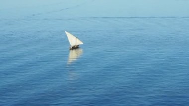 Açık denizdeki geleneksel yelkenli Afrikalı teknesine bakın. Tanzanya, Zanzibar.