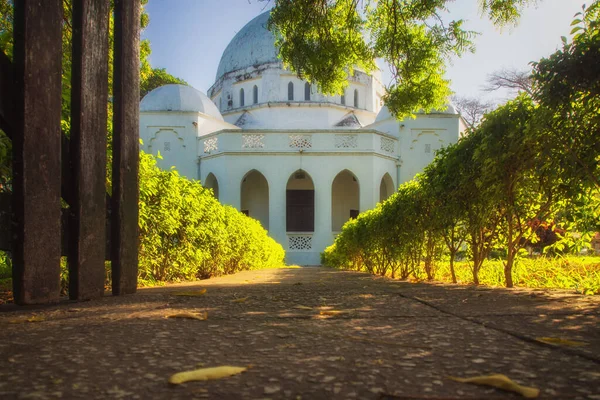 Gün batımında Barış Anıtı Müzesi 'ne (Beit el Amani) alçak görüş açısı. Stone Town, Zanzibar, Tanzanya. Yatay çerçeve.