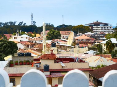 Zanzibar, Tanzanya 'daki tarihi Taş Kasabası' nın çatısına balkondan bak. Yatay çerçeve.