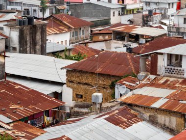 Zanzibar, Tanzanya 'daki tarihi Taş Kasabası' nın çatısına balkondan bak. Yatay çerçeve.