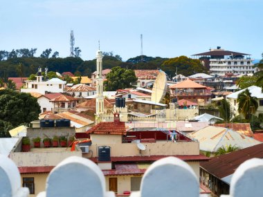 Zanzibar, Tanzanya 'daki tarihi Taş Kasabası' nın çatısına balkondan bak. Yatay çerçeve.