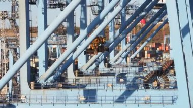 Limandaki kargo operasyonu sırasında iskele vinci.