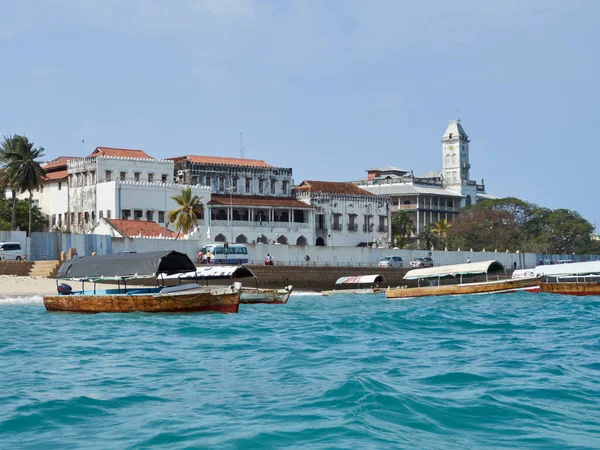 Vista panorâmica para a cidade de Ston a partir do litoral durante o dia com barcos de pesca na frente. Cidade de pedra, Zanzibar. Imagem De Stock