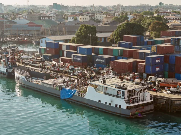 ZANZIBAR, TANZANIA - 14 Ağustos 2017: Zanzibar limanındaki kargo gemisine bakın.