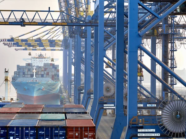 Hindistan, Mumbai Liman Tröstü - 25 Ocak 2017: Sabah sisi sırasında liman vinçleri olan konteynır gemilerine bakın.