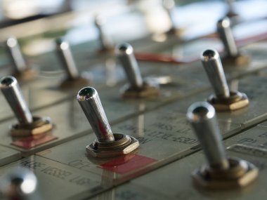 Kaptan Köprüsü 'nün gemideki kontrol panelindeki şalterleri kapatın. Seçici odak.