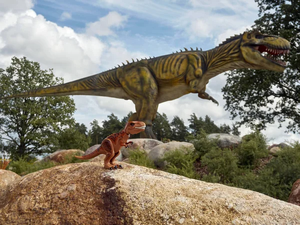 Ledmane, Letonya - Mayıs 2021: Lego oyuncağı T-Rex 'e bakın ve arka planda büyük T-Rex dinozorunun kopyası.