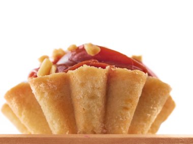 Beyaz arka planda kremalı ve yoğunlaştırılmış sütlü tatlı kekin yan görüntüsü. Boşluğu kopyala.