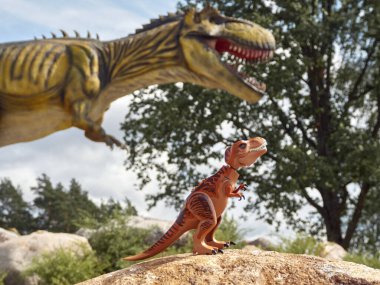 Ledmane, Letonya - Mayıs 2021: Lego oyuncağı T-Rex 'e bakın ve arka planda büyük T-Rex dinozorunun kopyası.