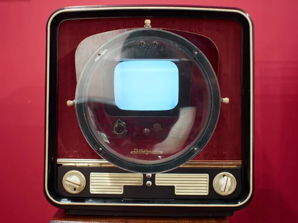 Riga, Letonya - 24 Temmuz 2021: 1959 'da SSCB' de icat edilen ilk televizyon, küçük bir ekran ve büyük bir lense sahipti..