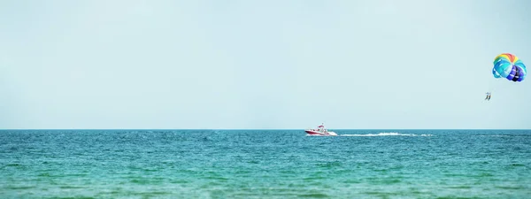 Kırmızı sürat teknesi, çok renkli bir deniz kanadı olan Bulgaristan 'ı çekiyor. Panorama. Boşluğu kopyala.