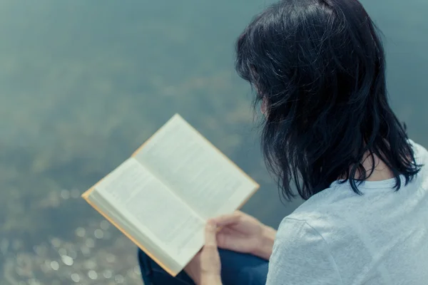 Kadın kitap okuyor.