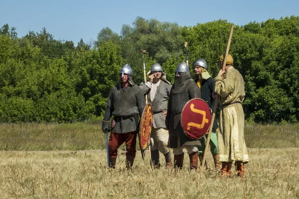 Воины средневековья на историческом фестивале — стоковое фото