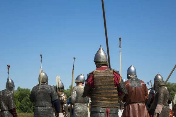 Guerreros medievales durante el festival histórico —  Fotos de Stock