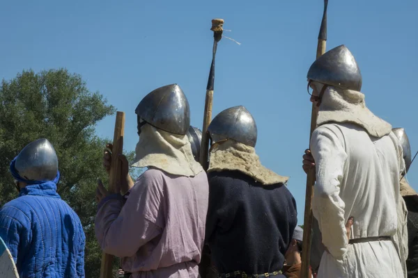 Воины средневековья на историческом фестивале — стоковое фото