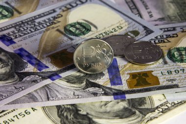 Para bir Rublesi ve dolar