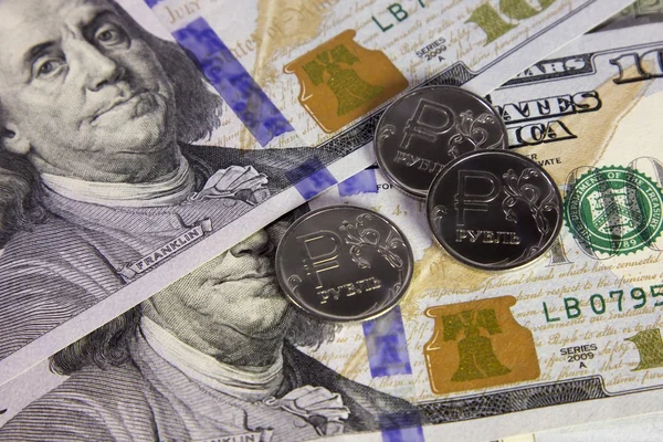 Para bir Rublesi ve dolar