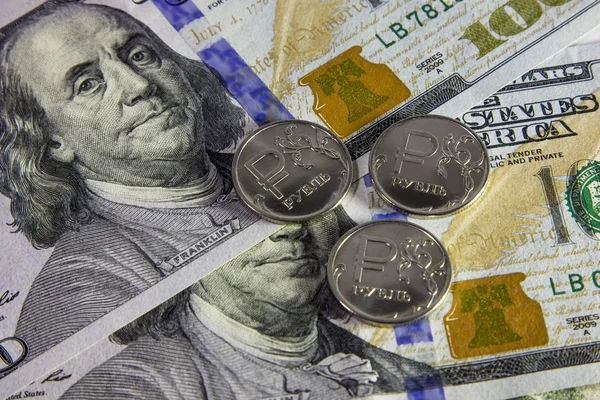 Para bir Rublesi ve dolar
