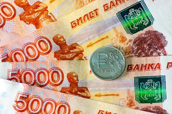 Coin 1 ruble and banknotes — Stock Photo, Image