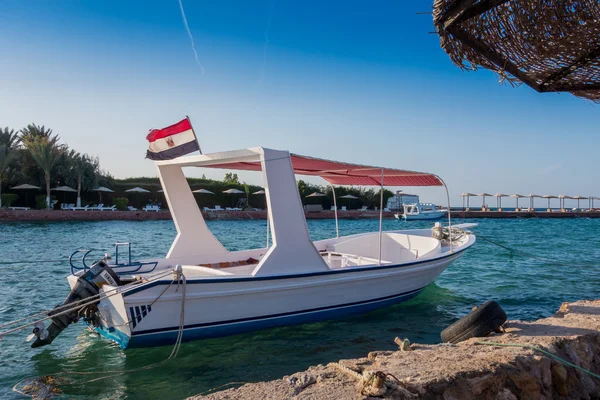 Bateau sur la côte de la mer Rouge, Egypte — Photo