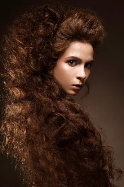 곱슬 머리와 고전적인 화장 아름 다운 빨간 머리 소녀입니다. 아름다움 얼굴 — 스톡 사진