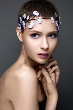 Başında çiçek çelenk ile gelin görüntü güzel kız. Güzellik yüzü