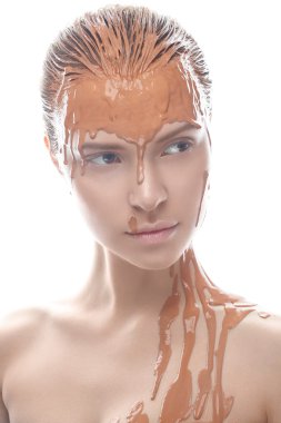 Yaratıcı bir kil makyaj ile güzel kız. Güzellik yüzü