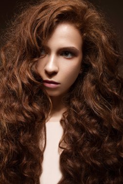 Bukleler ve klasik makyaj güzel kızıl saçlı kız. Güzellik