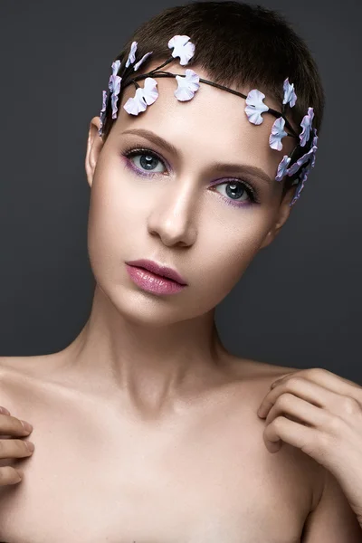 Hermosa chica en imagen de novia con corona de flores en la cabeza. Cara de belleza — Foto de Stock