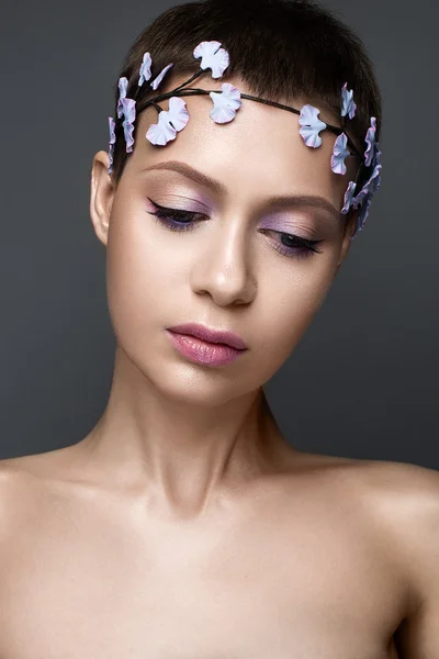 Belle fille à l'image de mariée avec une couronne de fleurs sur la tête. Beauté visage — Photo