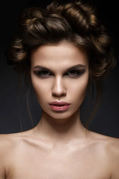 Yaratıcı bir saç modeli ve koyu makyaj ile güzel esmer kız. — Stok fotoğraf