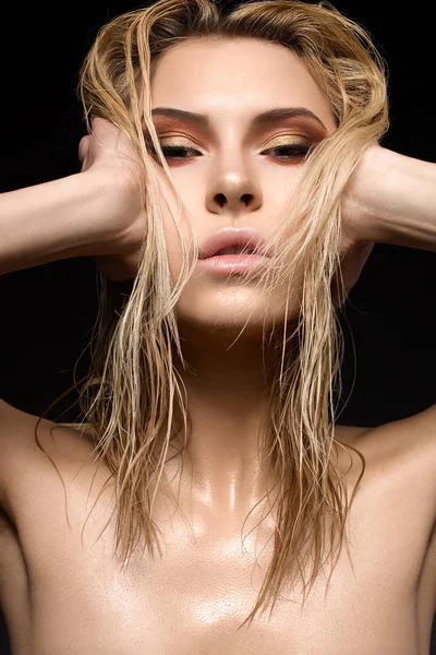 Menina bonita com um cabelo molhado e maquiagem brilhante criativo — Fotografia de Stock