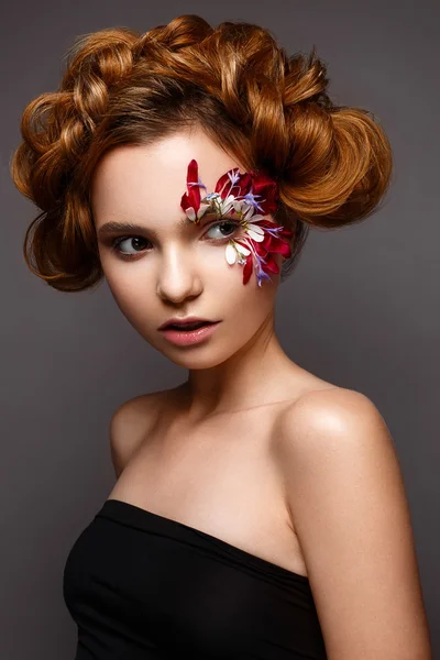 Красива дівчина з креативним макіяжем з квітковими аплікаціями. Модель в романтичному стилі з пелюстками квітів навколо її очей . — стокове фото