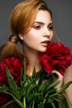 Güzel kız peonies bir buket. Hafif bir makyaj ile model. Güzellik.