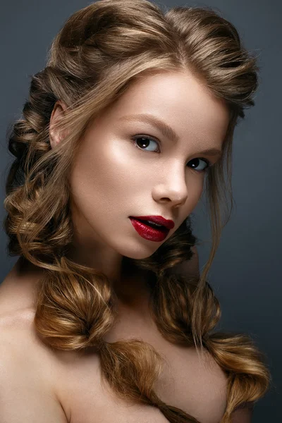 머리 띠와 부드러운 화장 아름 다운 소녀입니다. 누드입니다. 밝은 붉은 입술으로 아름 다운 모델 — 스톡 사진